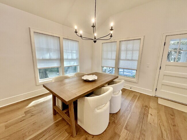 Building Photo - Low Country Cottage located in the Heart of Bluffton!