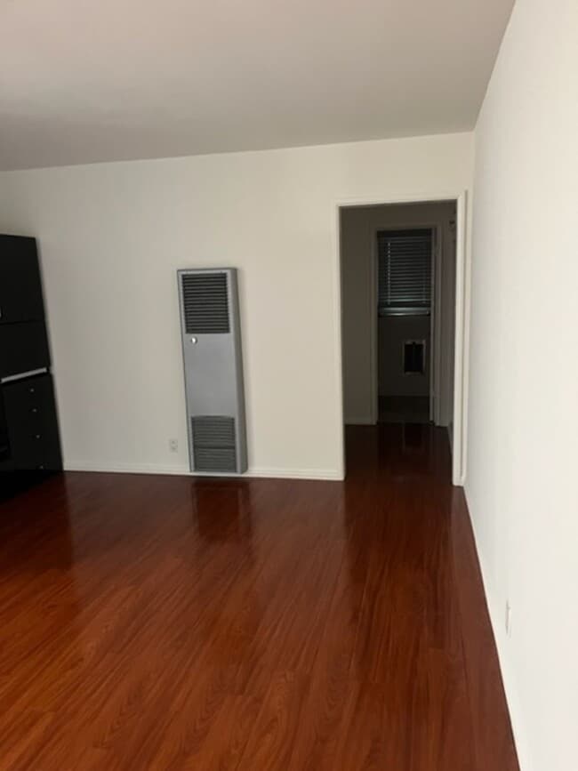 Building Photo - Beautiful One bedroom in gated complex one block from Ocean In Long Beach