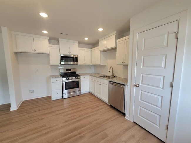 Building Photo - 543 N Cresswell Dr