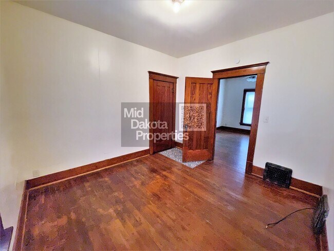 Building Photo - 421 E 7th- 3 bedroom house