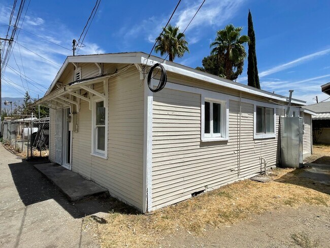 Building Photo - 1726 N Sierra Way