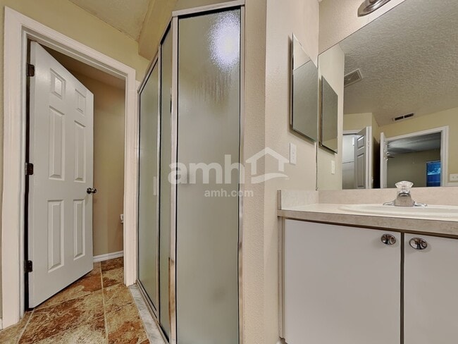 Building Photo - 1072 Bluegrass Dr