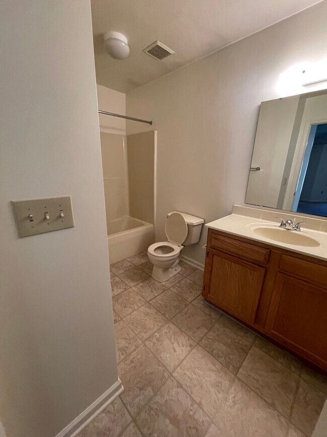 Building Photo - 4 Bedroom 2 Bathroom 2nd Floor