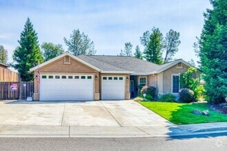 Building Photo - 3 bedroom, 2.5 bathroom home in great Neig...