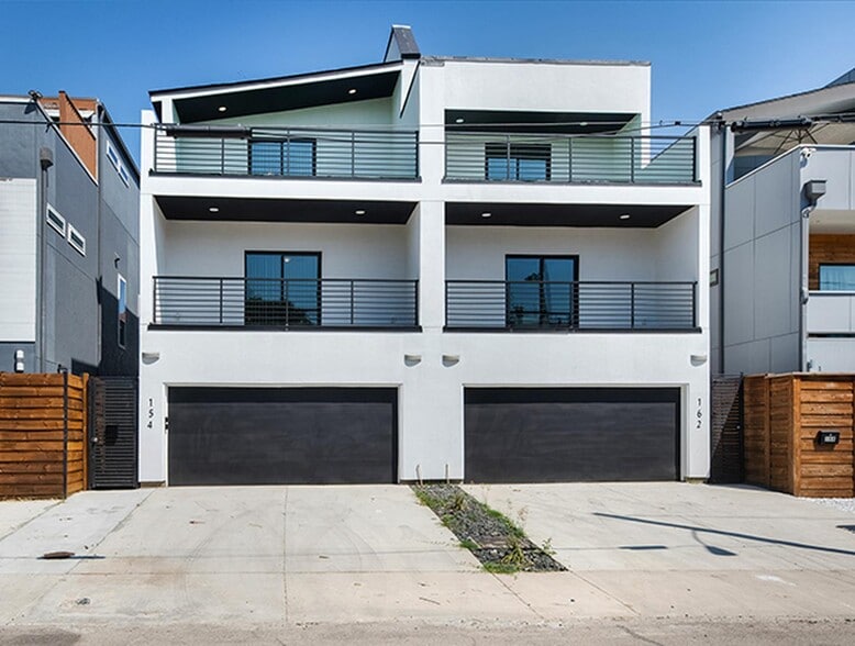 Primary Photo - Modern Munger Place townhome with city sky...