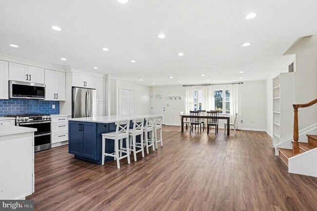 Building Photo - 906 Shelburne Rd