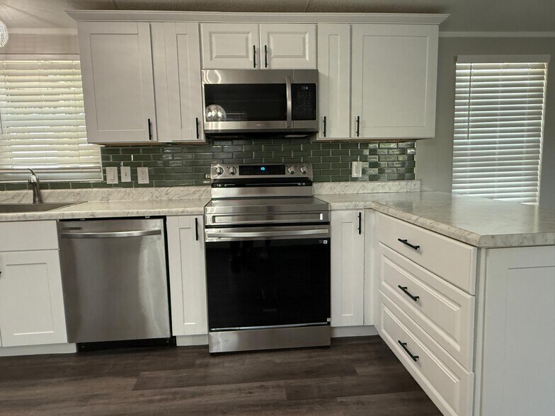Kitchen (brand new range) - 1403 Harper Dr