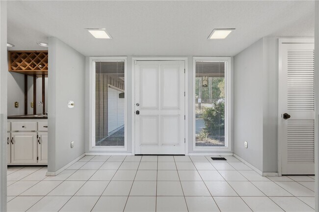 Building Photo - 6 Nottingham Cir