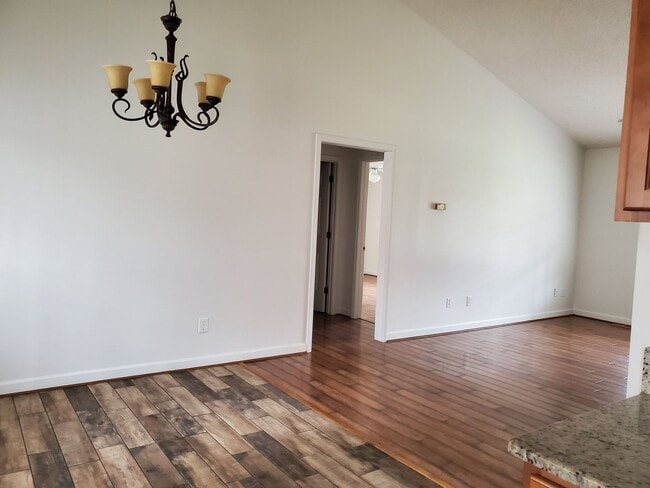Building Photo - Ready to move in!
