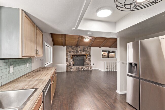 Building Photo - 1495 N Casa Grande Ave