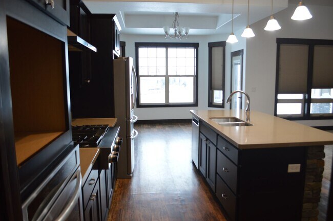 Building Photo - Stunning Westside Home