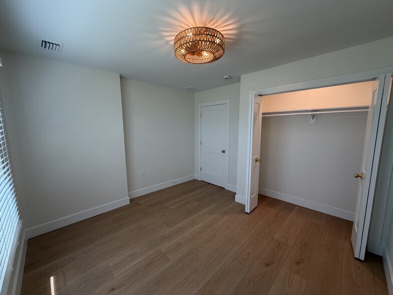 Building Photo - 2 Bed/1 Bath - Unit 2