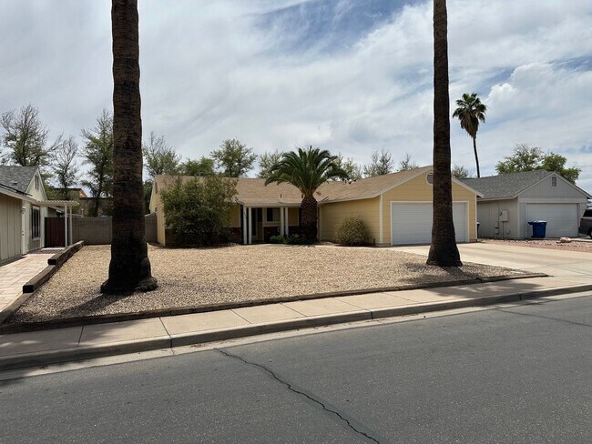 Building Photo - Chandler single family home with Pool!