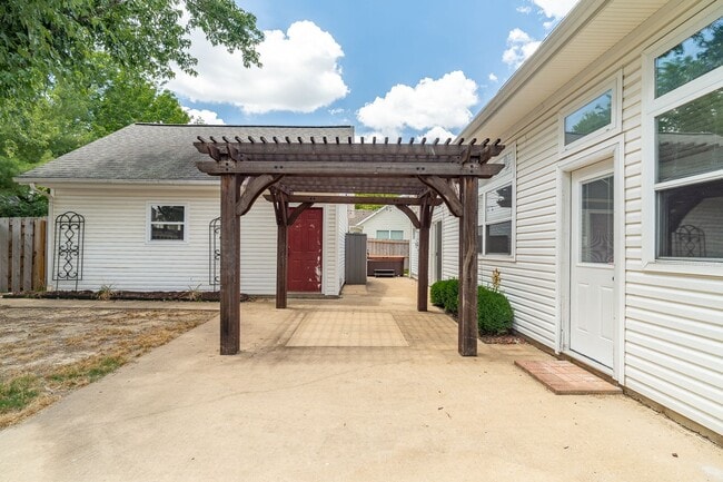 Building Photo - Fabulous & Spacious 4 Bedroom home in Har-Ber Meadows w/bonus room!