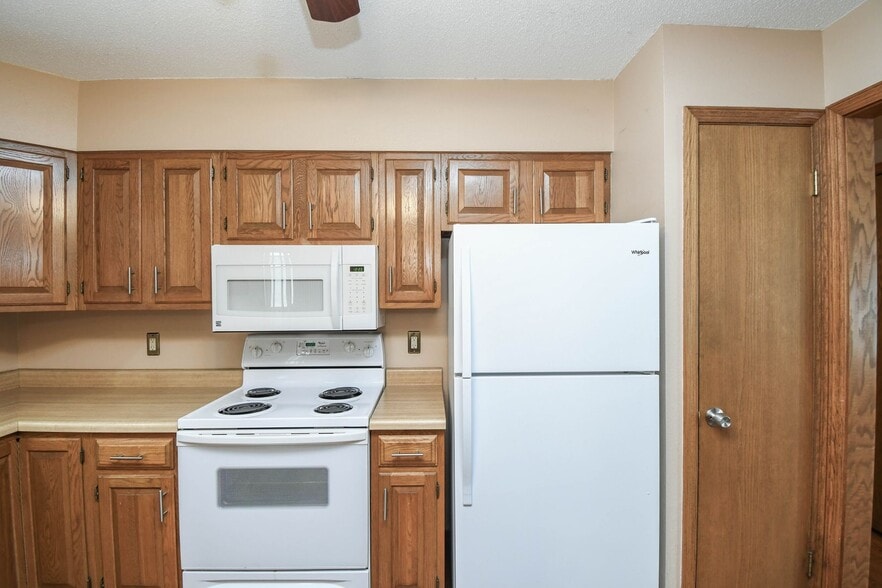 Building Photo - 2213 S Wellington Ave