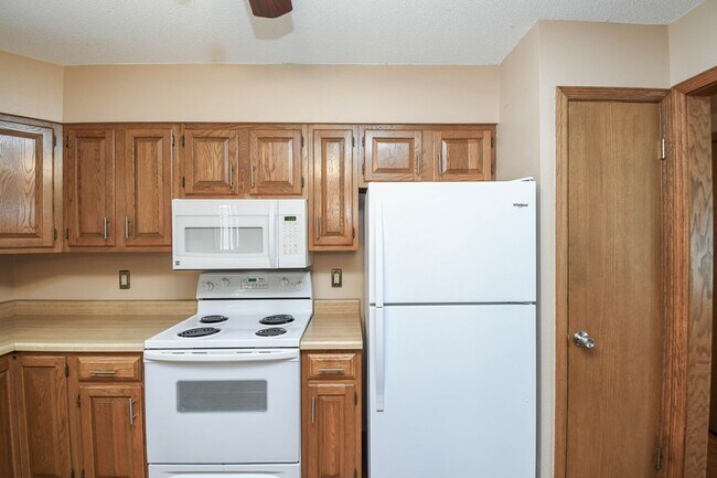 Building Photo - Spacious 5-Bedroom Split-Level in Southwest Sioux Falls with 4-Season Room & Fenced Yard!