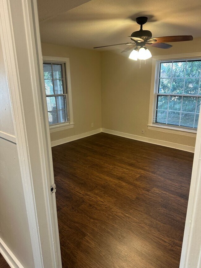 Building Photo - Large 5 Bedroom House in North Campus!