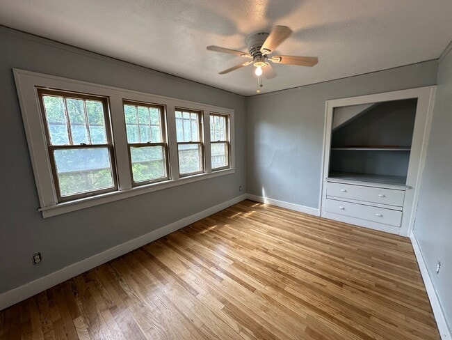 Building Photo - 1119 Alexander St SE