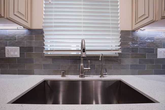 Building Photo - 1637 N Allen Ave