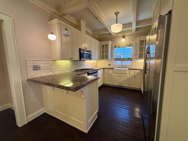 Building Photo - Historic Charm, Modern Comfort | 4BR +Bonu...