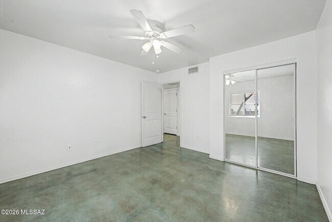 Building Photo - 744 E Adams St