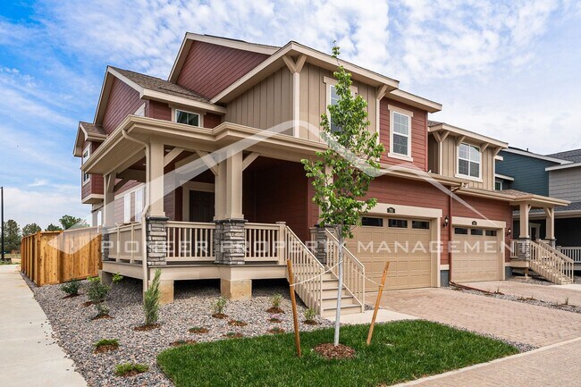 Building Photo - Charming Townhouse with Washer/Dryer and Garage