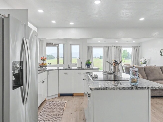 Building Photo - Spacious Furnished Home with Mountain Views and Room to Enjoy