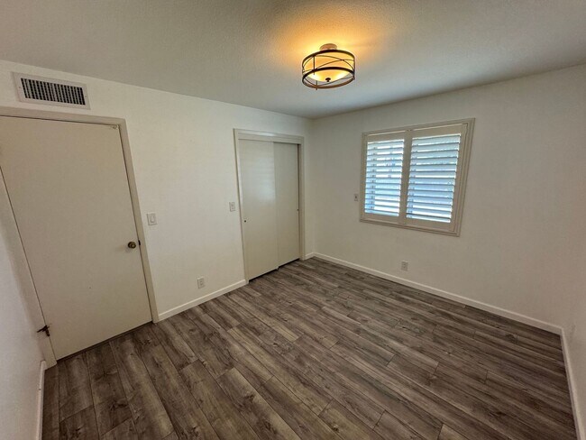Building Photo - Beautifully Updated  2 Bed - 2 Bath Home in 55 Plus Community in Sunland Village - Mesa, AZ