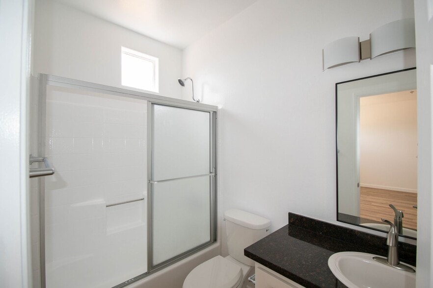 Building Photo - 425 N Alvarado St