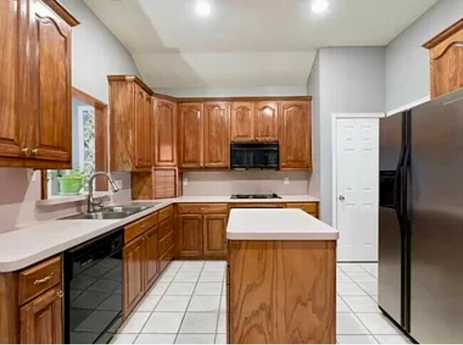 Building Photo - 815 Montreal Dr