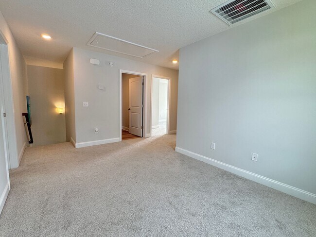 Building Photo - AVAILABLE SEPTEMBER 2025 [PET FRIENDLY]