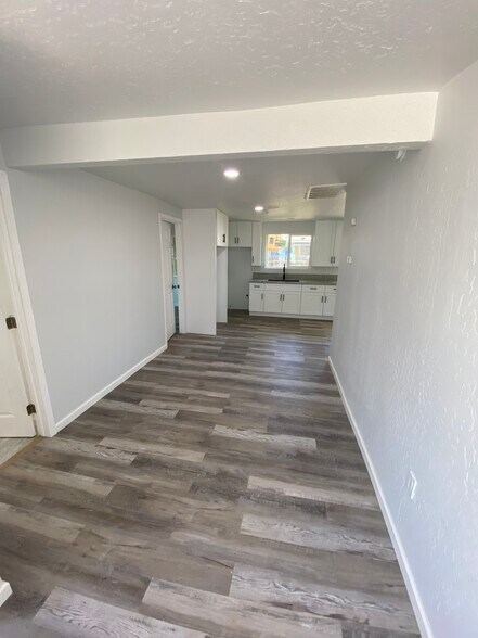 Building Photo - 402 Vine St