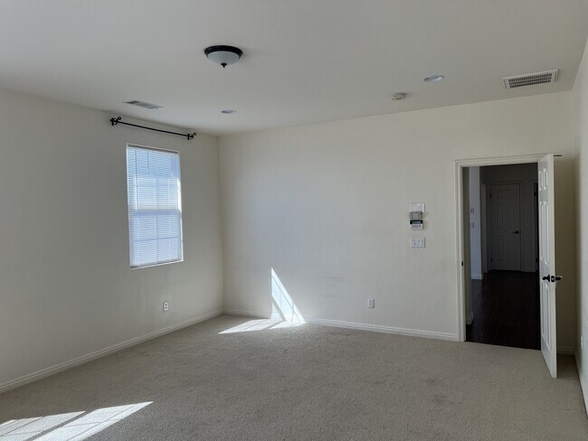 Building Photo - 5210 Village Green Ln
