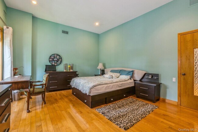 Building Photo - 196-15 Como Ave