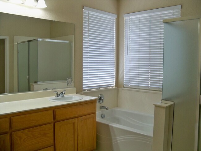 Building Photo - 2801 Amir Dr
