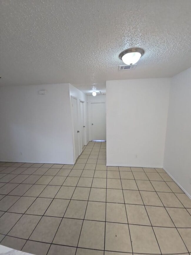Building Photo - **Updated 2 Bed Home with Covered Carport ...