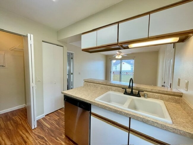 Building Photo - Updated 1 bedroom / 1 bath Condo with Amenities!