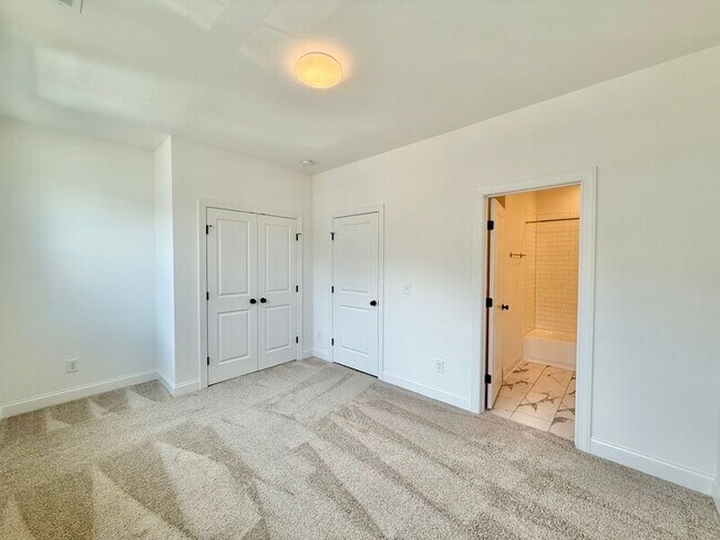 Building Photo - 4821 Gossamer Ln