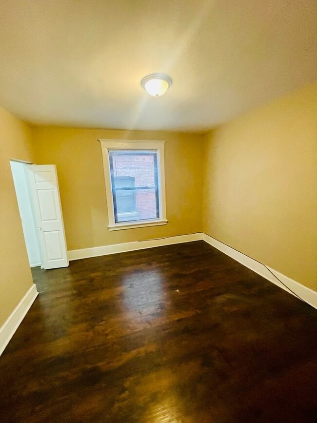 Building Photo - Renovated huge 2br/1ba in Shaw neighborhood,
