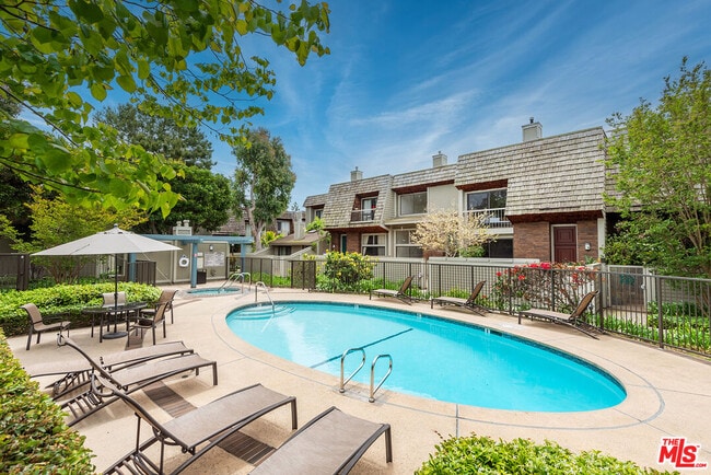 Building Photo - 13326 Maxella Ave