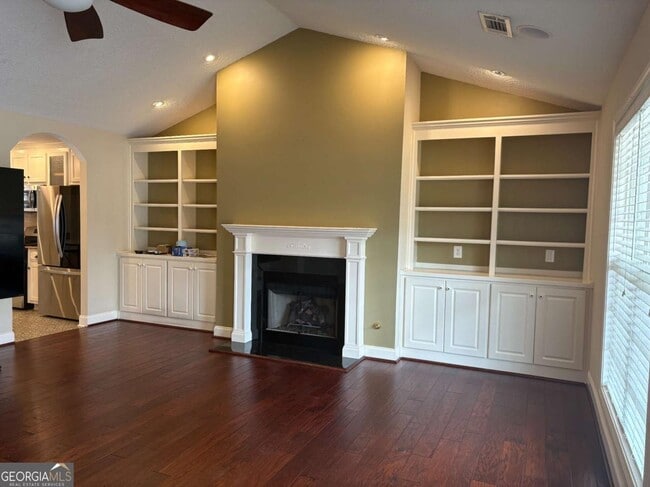 Building Photo - 616 Embassy Walk