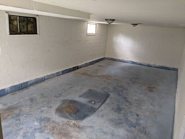 Building Photo - 2 Bedroom 1 Bath Home