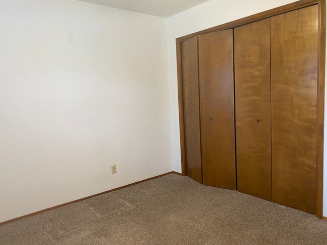 Building Photo - Nice well cared for home in desirable Edge...