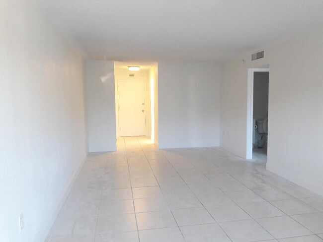 Entrance living room. - 1800 Sans Souci Blvd