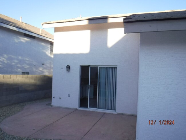 Building Photo - SINGLE STORY HOME, 2 BED, 2 BATH, CLOSE TO...