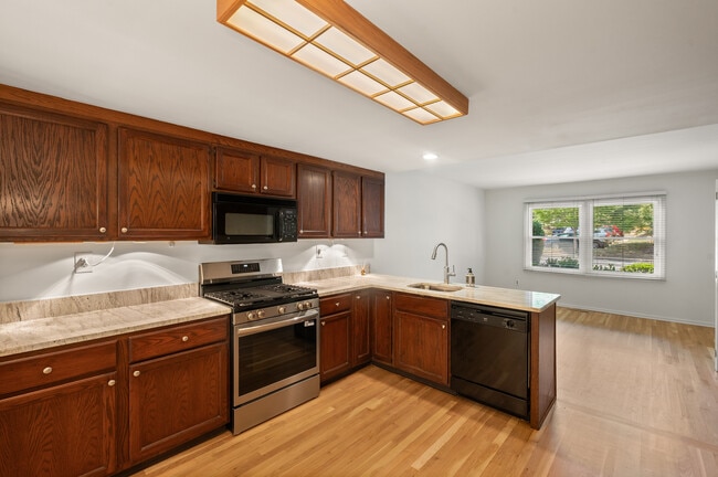 Building Photo - 13 Woodstream Dr