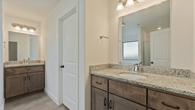 Building Photo - "Charming 3-Bed Oasis with Granite Touches & Cozy Fireplace in Bentonville!"