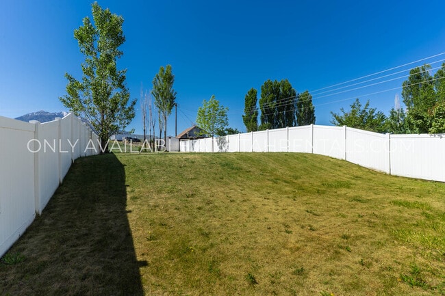 Building Photo - 692 E 180 N