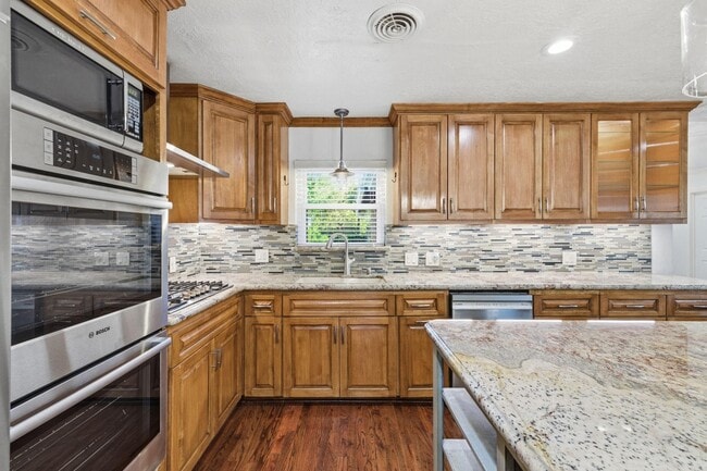 Building Photo - 1320 Woodvine Dr