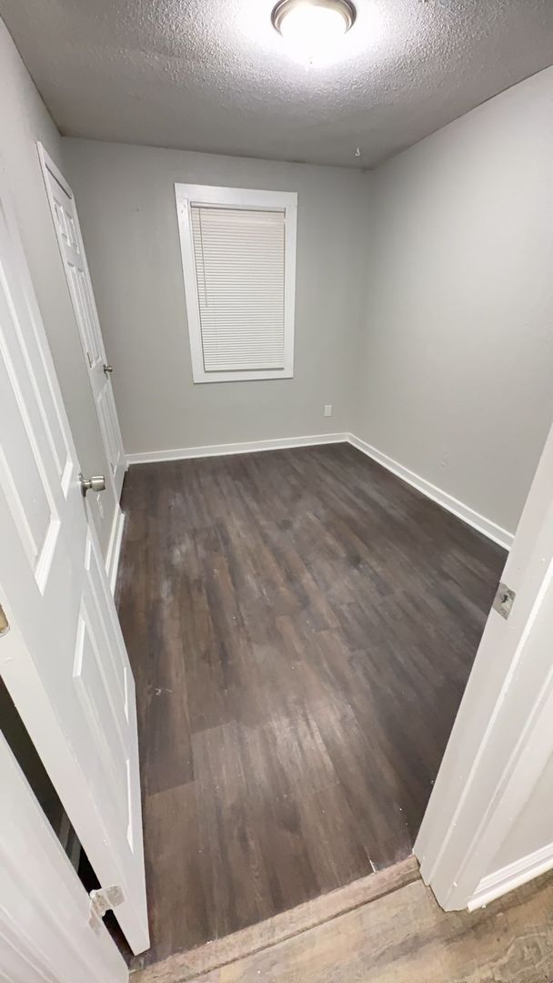 Building Photo - Spacious 4 bedroom 2 bath home - Open To Section 8